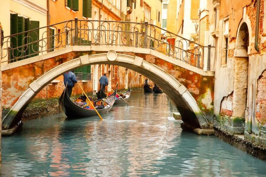 Venice: Gondola Meet and Share Platform App With Commentary - Pricing and Duration