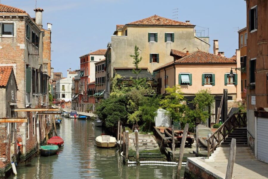 Venice: Historical Gondola Yard Private Tour - Description
