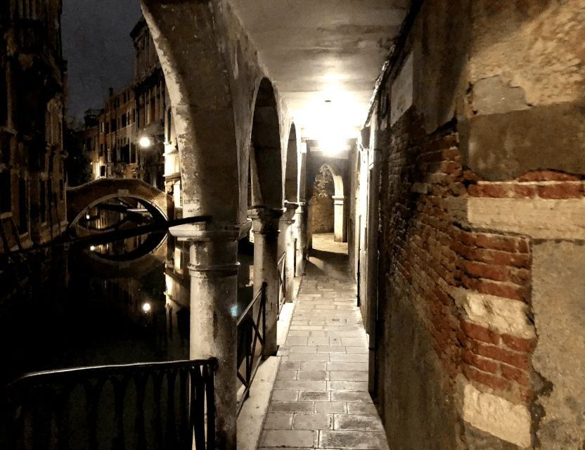 Venice: Sunset Gondola Ride and Ghosts Walking Tour - Good To Know