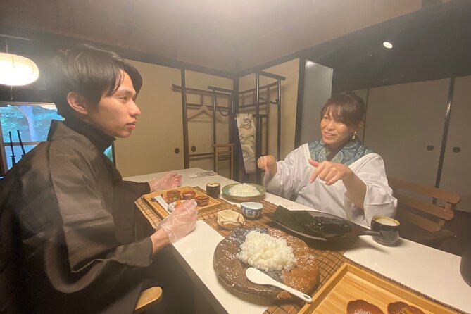 Wear Kimono Outfit and Wander Sumiyoshi Shrine With Local Guide