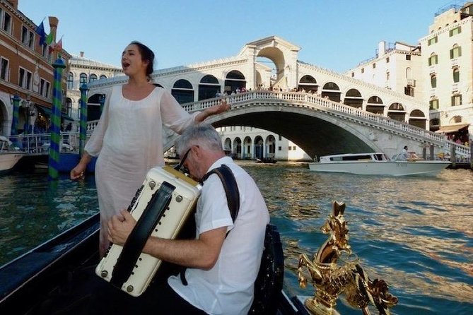 A Luxury Gondola Tour in Venice: Onboard Aperitif and Serenade - Highlights of the Luxury Gondola Tour