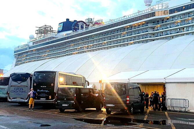 Civitavecchia Limousine Service | Minivan 3-8 People - Service Details