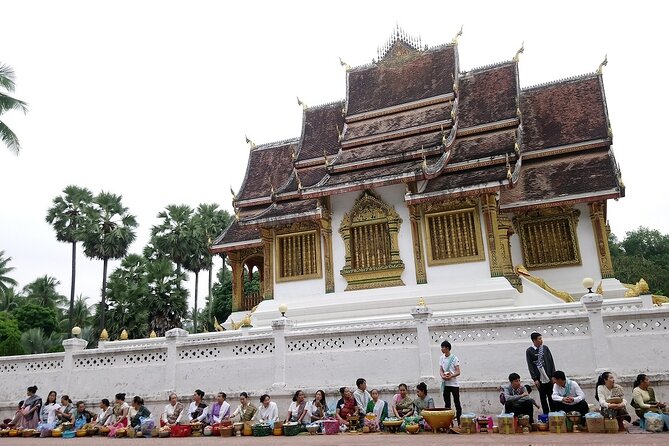 Morning Alms Giving Ceremony and Local Market Experience