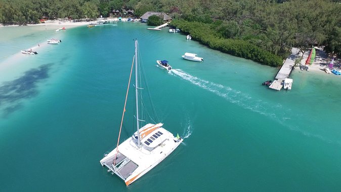 Private Charter Full Day Cruise: Île Aux Cerfs - Meeting and Departure Information