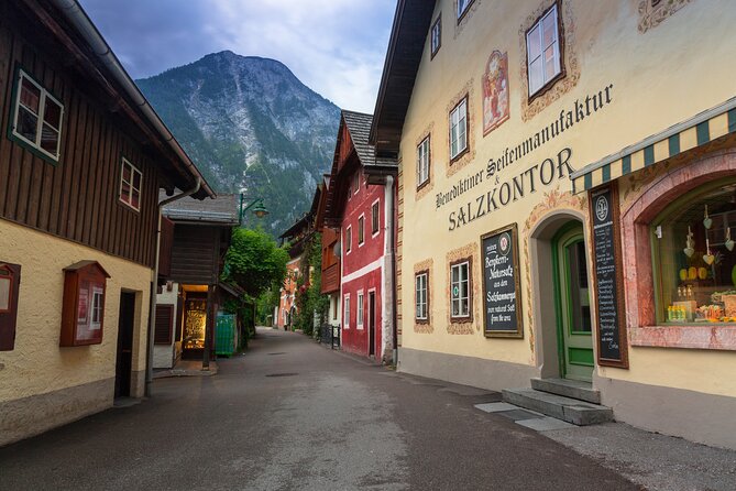 Romantic Scenic Walking Tour in Hallstatt