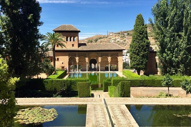 Tickets: Full Alhambra and Nasrid Palaces With Audio Guide - Meeting Point and Accessibility