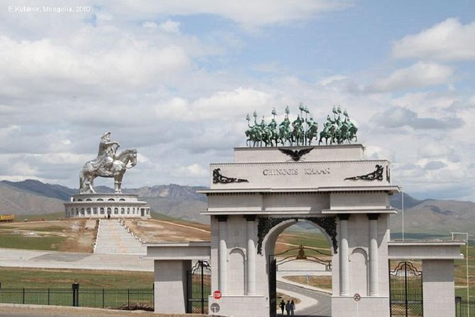 1 Day Coach Tour of Genghis Khan Statue Complex and Terelj National Park Including Lunch