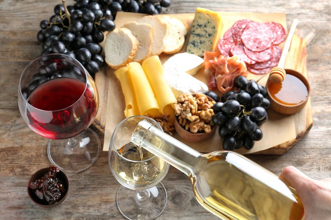 Cesarine: 6 Wines & Regional Appetizers in Locals Home in Turin