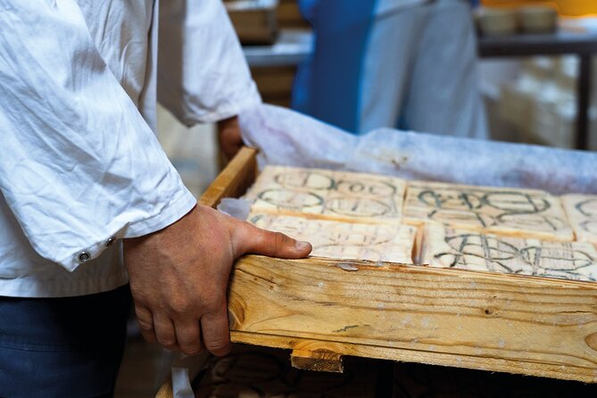 Delightful Deluxe Cheese and Wine Tasting From Lake Como - Wine Pairing Perfection