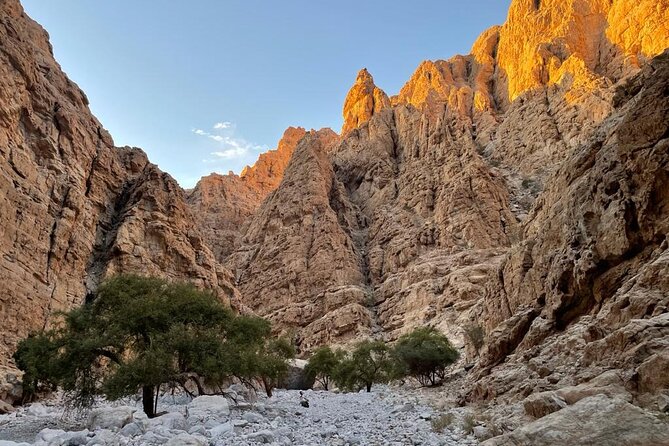 Hike to Red Wall Sherry and Sanat Village in Wadi Naqab - Red Wall Sherry Highlights