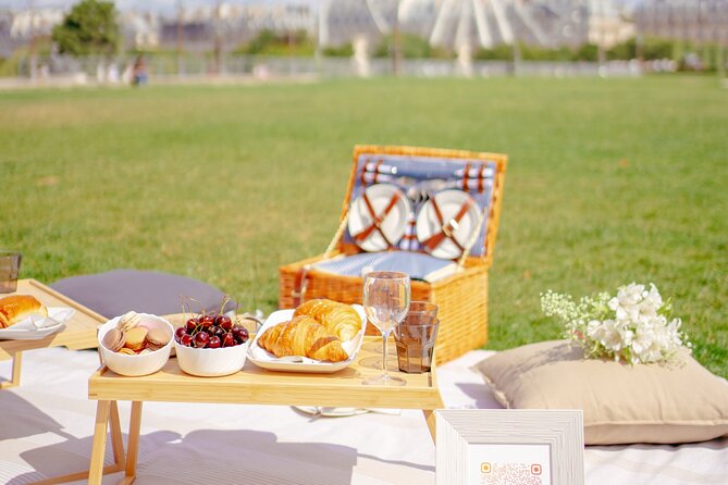 Paris Picnic Experience in Front of the Eiffel Tower - Inclusions and Snacks Provided