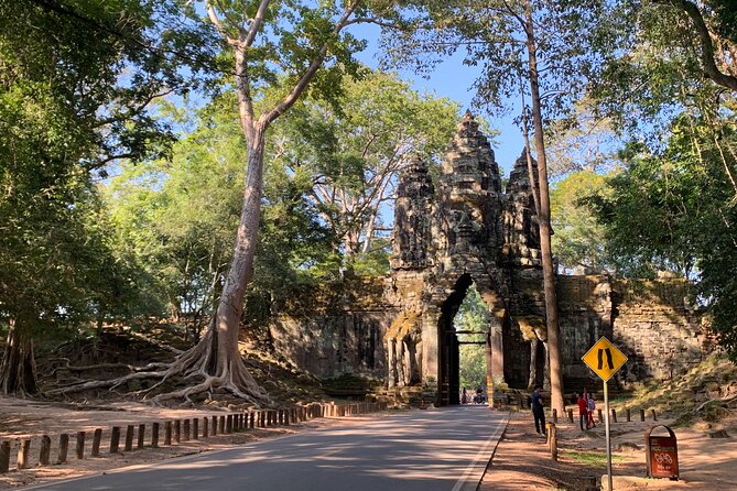 Private Taxi Siem Reap to Phnom Penh (English Speaking Driver)