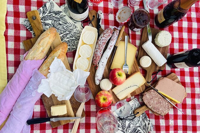 Sunset Picnic With View of Eiffel Tower and Live Music - Inclusions