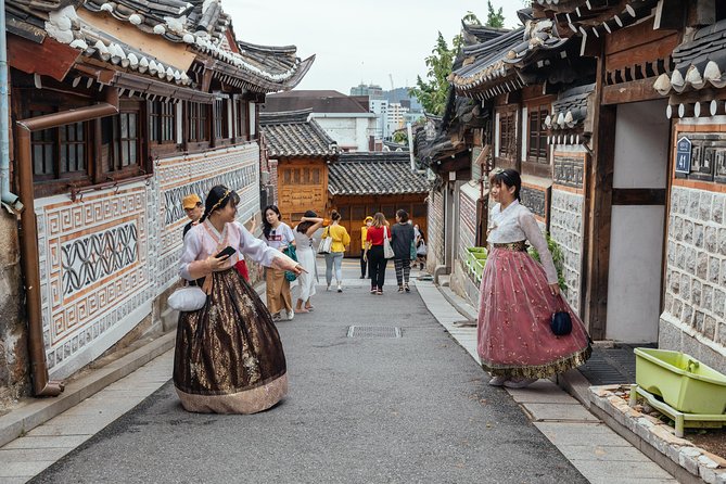 Highlights & Hidden Gems With Locals: Best of Seoul Private Walking Tour - Local Guide Insights