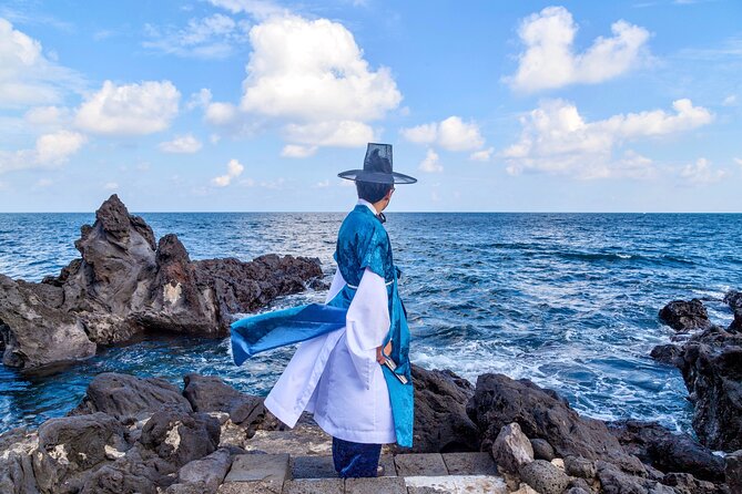[Jeju] Hanbok Private Guide Tour & Photo Session in Beautiful Yongduam Rock, - Location & Nearby Attractions