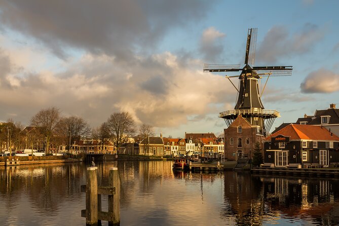 Luxury Shared Canal Tour With Live Guide - Maximum Group Size