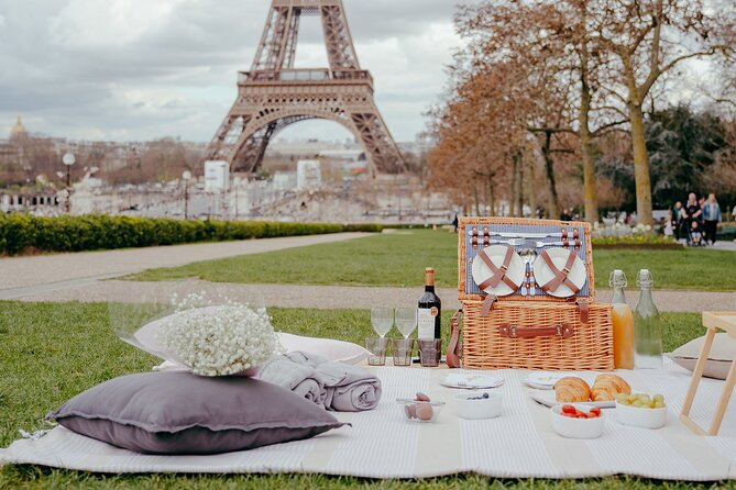 Paris Picnic Experience in Front of the Eiffel Tower - Meeting Point and Pickup Details