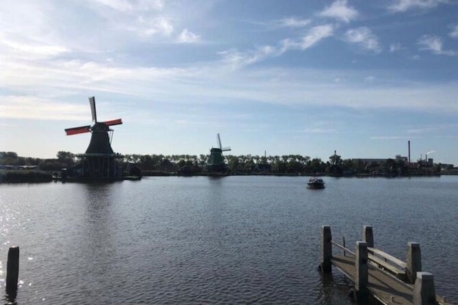 Private Sightseeing Tour to Windmills Cheese Farm and Volendam