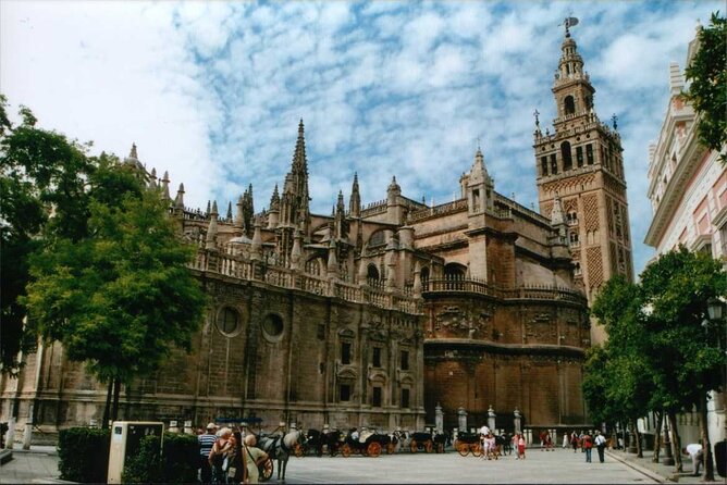 Tour to the Cathedral and the Giralda With Admission Included in Seville - Tour Overview