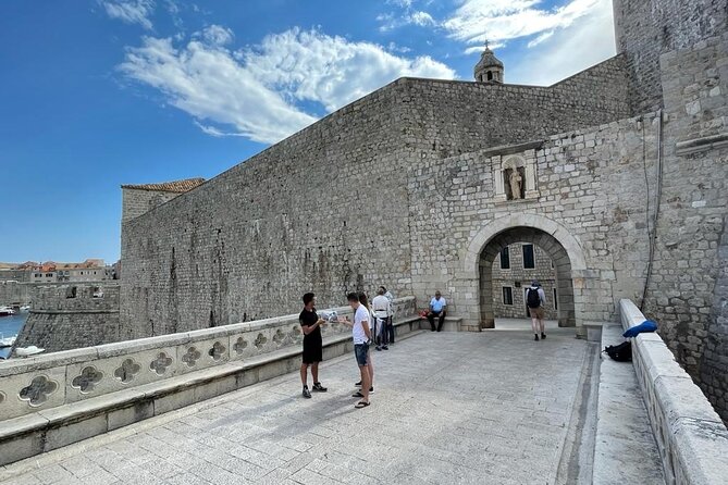 Game of Thrones Walking Tour With Local Guide - Group Size and Operator