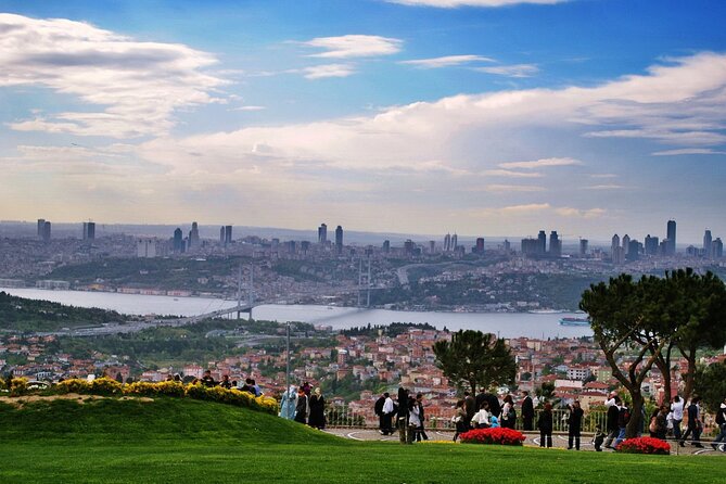 Highlights of Europe & Asia Continents With Topkapı Palace-Harem - Must-See Exhibits in Topkapı Museum