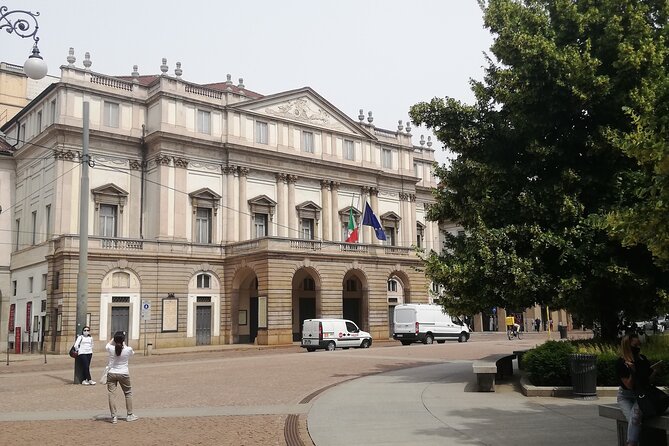 Best of Milan Audio Tour: From the Gorgeous Duomo to Castello Sforzesco - Meeting and End Points