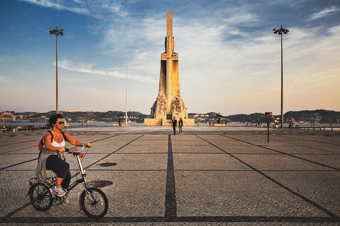 Private Lisbon Night Tour With Fado Show and 3-Course Portuguese Dinner - Meeting Point and Pickup