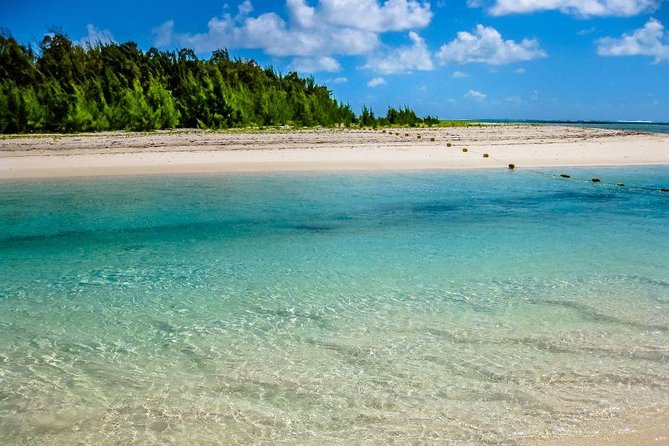 Catamaran Experience to Ile Aux Cerf: Incl: Parasailing, Lunch, GRSE & Transfer - Price, Guarantee, and Reservation