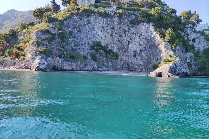 Half-Day Boat Tour of Capri and the Amalfi Coast - Onboard Amenities