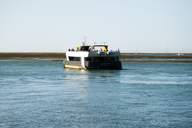 Jamanta Bar Catamaran - Accessibility and Additional Services