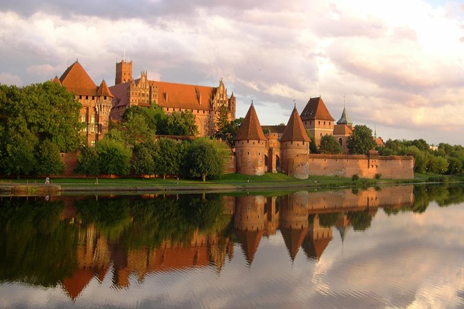 Private Walking Tour of Gdansk + Amber Museum + Malbork Castle - Meeting and Pickup