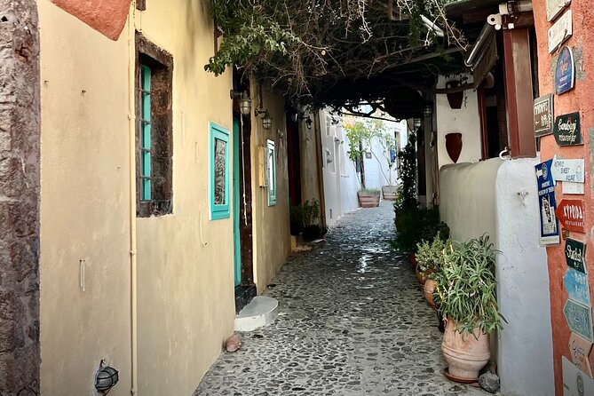 The Highlights of Santorini on a Mini Bus Daily Morning Tour - Tour Location and Highlights