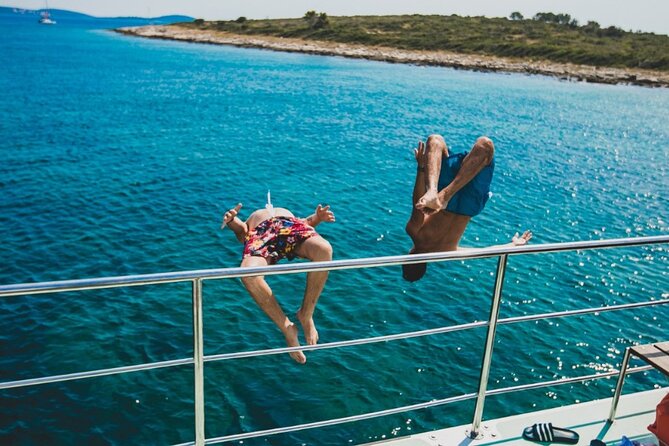 Three Islands Boat Tour From Split With Lunch and Drinks Included - Maximum Travelers and Guarantee