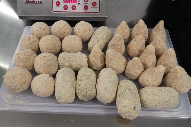 Course of Arancini and Almond Paste in Catania - Amenities: Kitchen Equipment & Wine