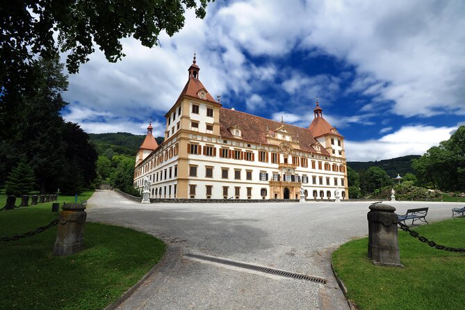 Private Bike Tour of Graz Top Attractions With Guide - Guides Expertise and Language Proficiency