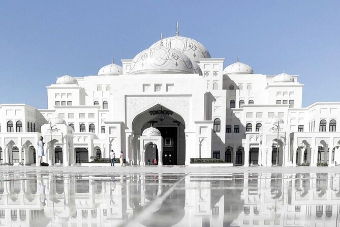 Abu Dhabi Guided Tour Including Qasr Al Watan and Local Lunch