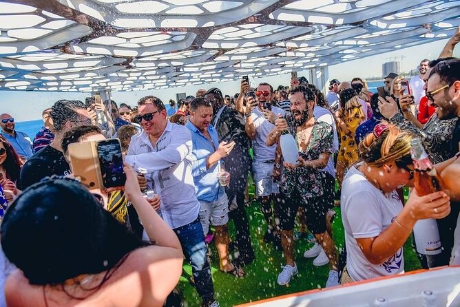 Lotus Mega Yacht Dinner Cruise at Dubai Marina - Entertainment Options