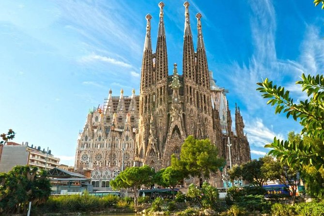 Sagrada Familia Direct Access : Premium Guided Tour With Ticket - Tour Location and Duration