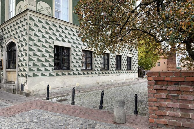 Warsaws Old Town A Self-Guided Audio Tour - Meeting Point