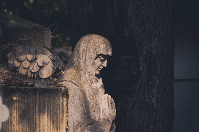 Discover Bellu Cemetery Walking Tour With Damian Anfile - Good To Know