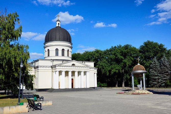 Kiss Me Now - City Tour of Chisinau! - Good To Know