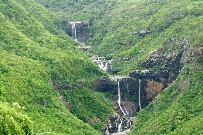 Mauritius Hiking : Tamarind Falls ( 7 Waterfalls) - Scenic Views Along the Route