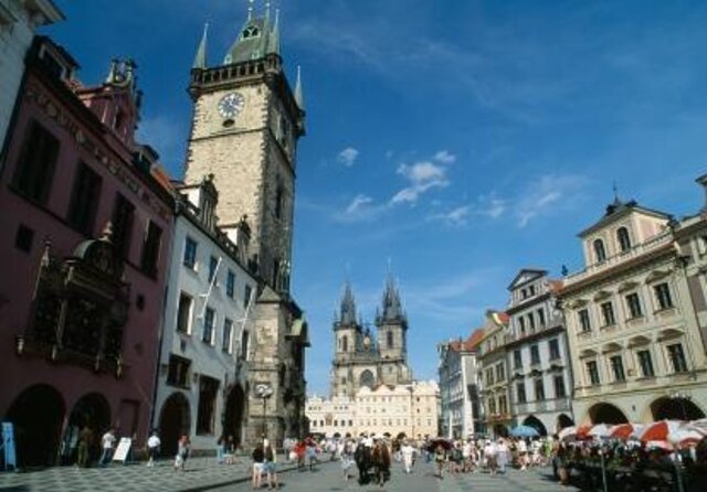 Prague Old Town Walking Tour With Buffet Lunch on a Boat