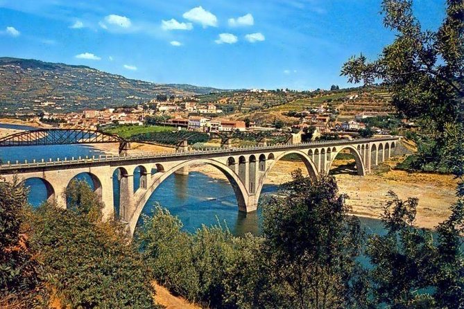 Tour and Transfer Lisbon / Porto or Porto / Lisbon 15pax - Good To Know