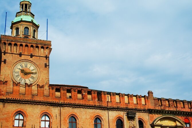 Visit of the Clock Tower and Art Collections With Food Tasting