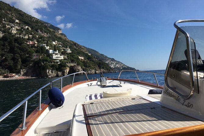2-Hour Private Boat Tour to the Natural Beauties of Capri
