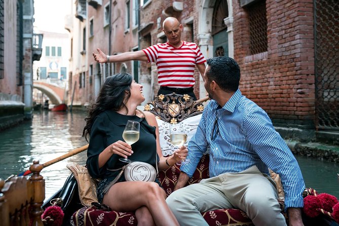 Gondola Ride With Violinist and Champagne - Description