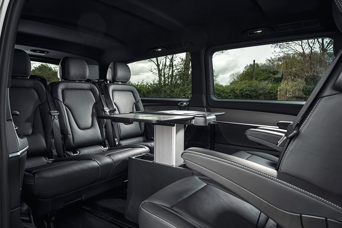 Jeddah Airport Transfer: King Abdulaziz Airport JED to Jeddah in Luxury Van
