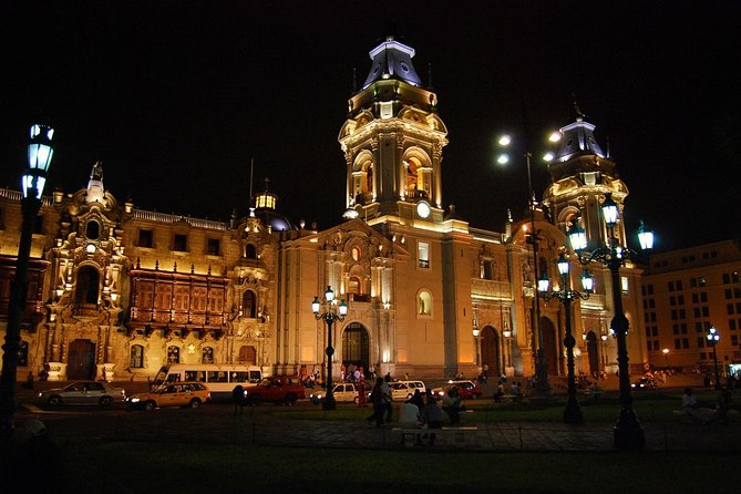 Lima at Night + Dancing Water Fountains + Criollo Snack - Discovering Limas Nightlife