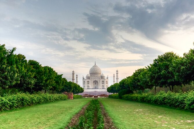 Private Full-Day Tour of Taj Mahal at Sunrise and Mehtab Bagh at Sunset.